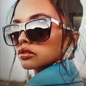 Quay Australia Dark Frame Sunglasses
Dark blue tortoise fade 
Gold frame